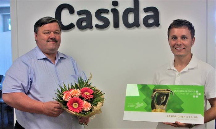 Oberbürgermeister Sören Kristensen beglückwünscht Casida Gründer Alexander Helm zum ersten Platz ©Anja Kurze